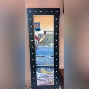FULL BODY TUFTED MIRROR